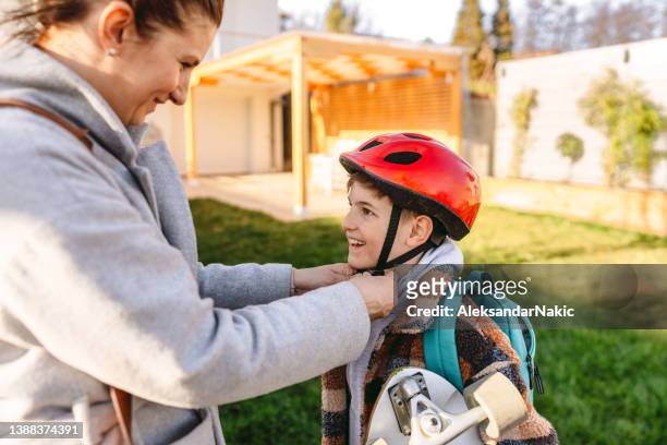 commute to school by skateboard - sports helmet stock pictures, royalty-free photos & images