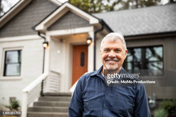 portrait of senior man in front of home - only senior men 個照片及圖片檔