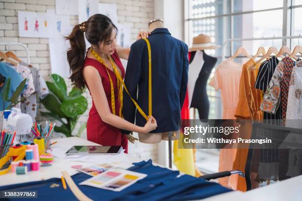 fashion designer entrepreneur making handmade garments in fashion atelier - made to measure fashion foto e immagini stock
