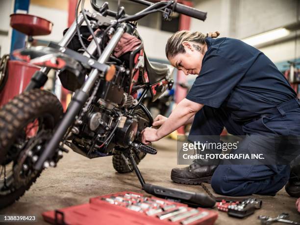 mexican female mechanic in her shop - repair shop bildbanksfoton och bilder
