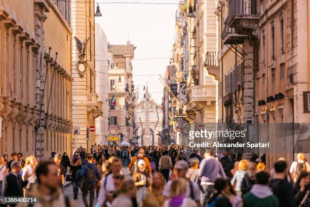crowds of people on via del corso shopping street in rome, italy - traffic free stockfoto's en -beelden
