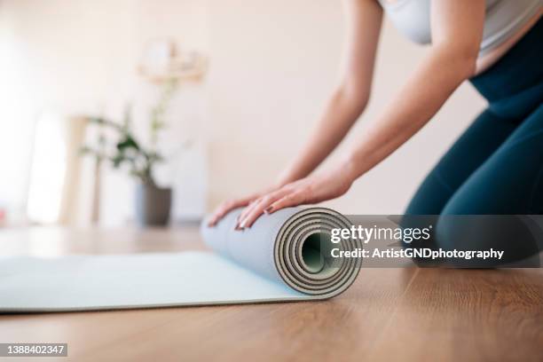 femme terminant la pratique du yoga. - tapis de sol photos et images de collection