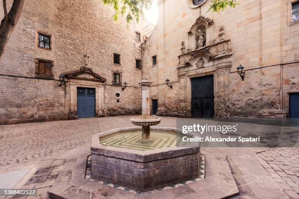 sant felip neri square in barcelona gothic quarter, catalonia, spain - fountain stock-fotos und bilder