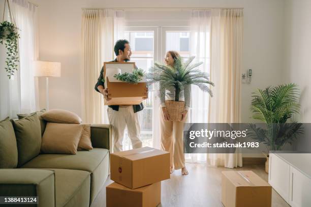 pareja asiática que se muda en casa nueva. - mudanza imágenes fotografías e imágenes de stock