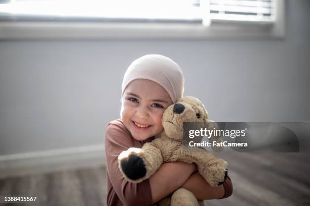 young cancer patient and her stuffed animal - tumor stockfoto's en -beelden