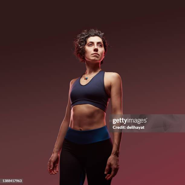 strong confident athletic sportswoman standing - roupa desportiva imagens e fotografias de stock
