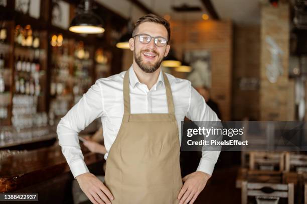 porträt des barista im coffee shop - schürze stock-fotos und bilder