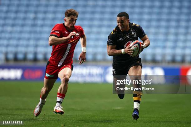 Sam Bryan of Saracens challenges Marcus Watson of Wasps during the Premiership Rugby Cup match between Wasps and Saracens at The Coventry Building...