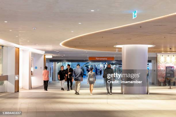 einstieg in die moderne u-bahn-station mit geschäften und pendlern, hintergrund mit kopierraum - metro mall stock-fotos und bilder