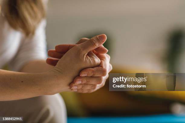 kopie der weltraumaufnahme einer unkenntlichen frau, die sich ängstlich die fingerknöchel knackt - gebrochen stock-fotos und bilder