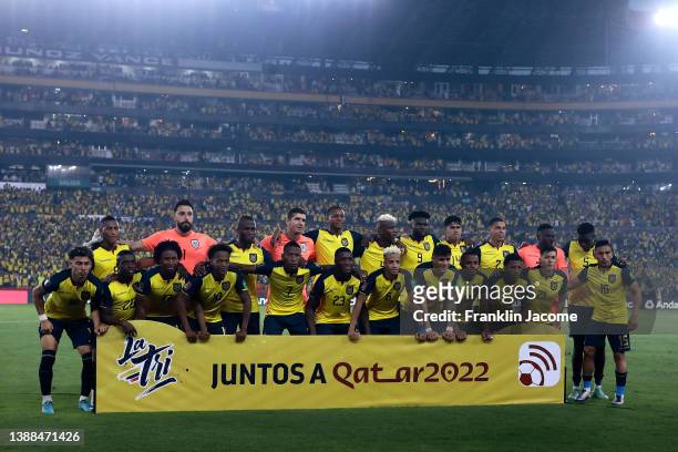Players of Ecuador pose prior the FIFA World Cup Qatar 2022 qualification match between Ecuador and Argentina at Estadio Monumental Banco Pichincha...
