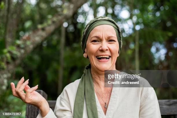portrait d’un patient atteint de cancer - femme foulard photos et images de collection