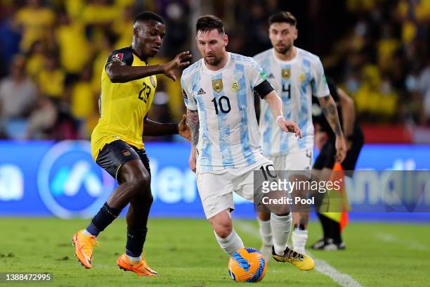 Lionel Messi of Argentina fights for the ball with Moises Caicedo of Ecuador during the FIFA World Cup Qatar 2022 qualification match between Ecuador...