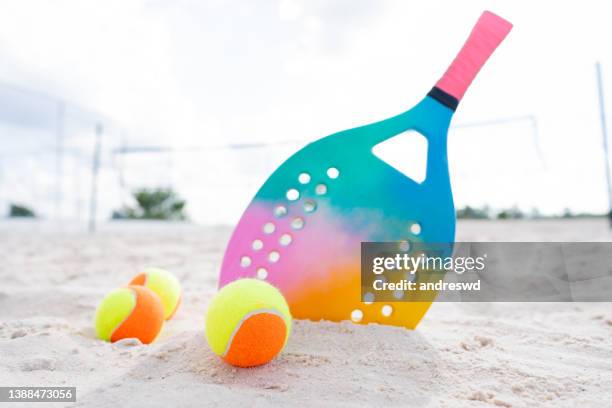 racchetta da beach tennis e palline - racchetta da tennis foto e immagini stock
