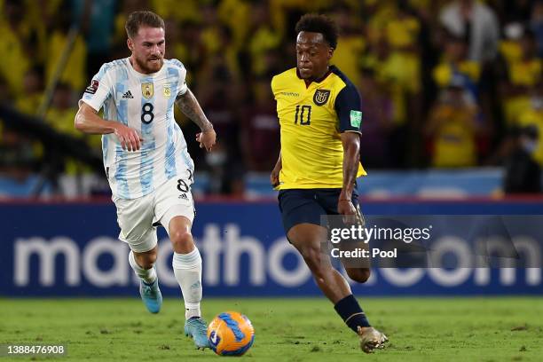 Romario Ibarra of Ecuador fights for the ball with Alexis Mac Allister of Argentina during the FIFA World Cup Qatar 2022 qualification match between...