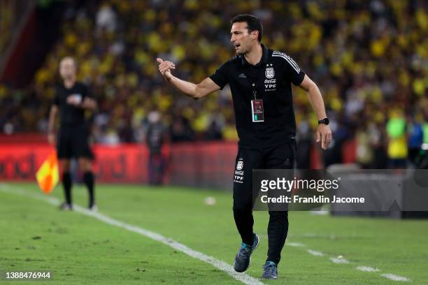 Head coach of Argentina Lionel Scaloni gives instructions during the FIFA World Cup Qatar 2022 qualification match between Ecuador and Argentina at...