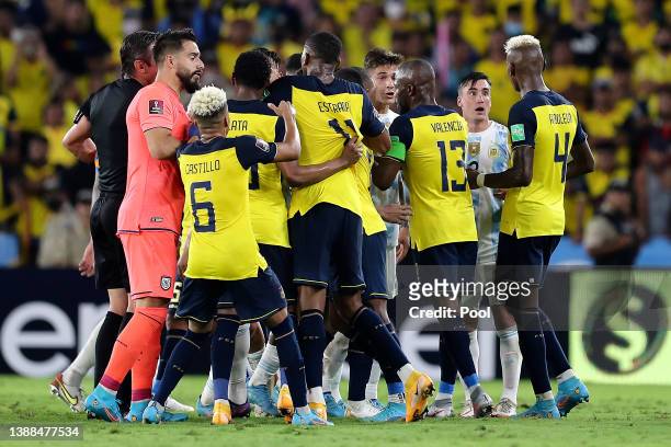 Players of Ecuador and Argentina argue during the FIFA World Cup Qatar 2022 qualification match between Ecuador and Argentina at Estadio Monumental...