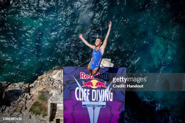 In this handout image provided by Red Bull, Eleanor Smart of the USA dives from the 21.5 metre platform during the final competition day of the third...