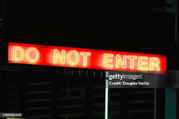 do not enter illuminated warning sign - do not enter sign stockfoto's en -beelden