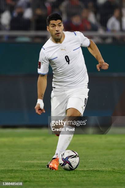 Luis Suarez of Uruguay drives the ball during the FIFA World Cup Qatar 2022 qualification match between Chile and Uruguay ay Estadio San Carlos de...