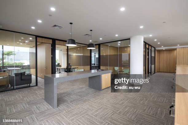 modern office - office cleaning stockfoto's en -beelden