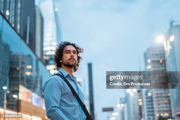 empresário esperando carro de aplicativo - rua principal rua - fotografias e filmes do acervo