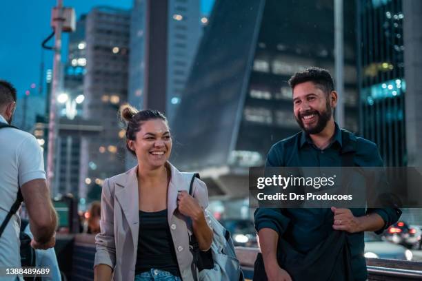 arbeitsfreunde, die die u-bahn verlassen - going home night stock-fotos und bilder