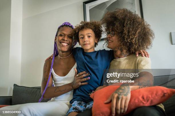 famille profitant de la journée dans le salon - transgenre photos et images de collection