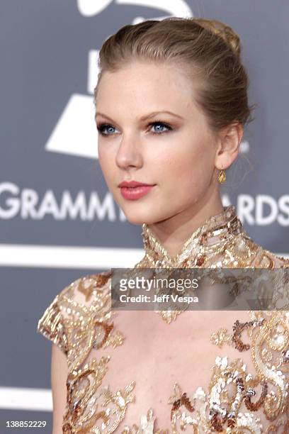Singer Taylor Swift arrives at The 54th Annual GRAMMY Awards at Staples Center on February 12, 2012 in Los Angeles, California.