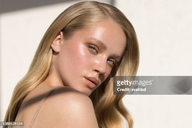 porträt von schöne junge blonde frau - beauty woman hair stock-fotos und bilder