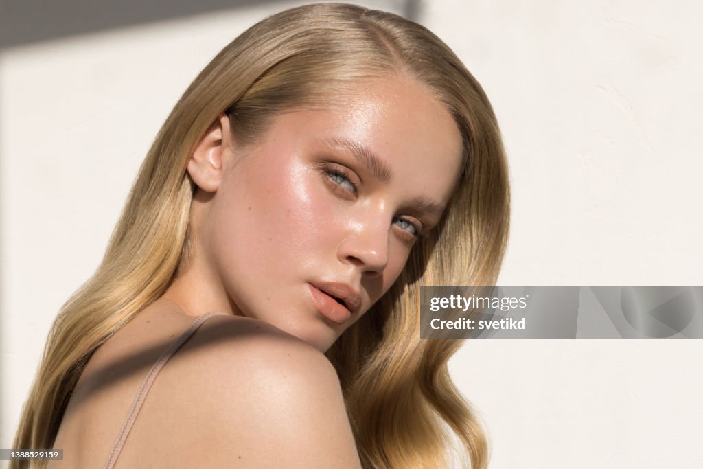 Retrato de una joven rubia belleza mujer