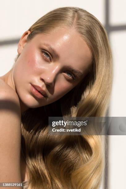 porträt von schöne junge blonde frau - blondes haar stock-fotos und bilder