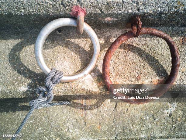 two mooring ring. - aangemeerd stockfoto's en -beelden