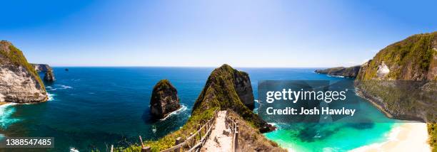 nusa penida kelingking beach panoramic, indonesia - nusa penida stock-fotos und bilder