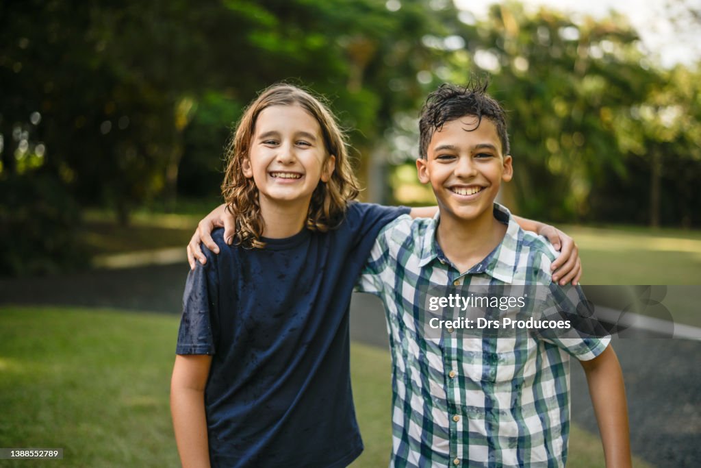 Retrato de dois meninos se abraçando
