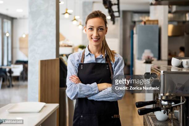 腕を組んで職場に立つ笑顔の喫茶店主 - ウエイトレス ストックフォトと画像