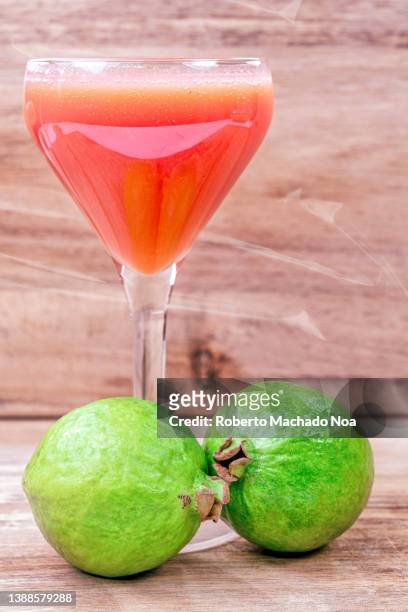 guava juice and fruits - guava fruit stock-fotos und bilder