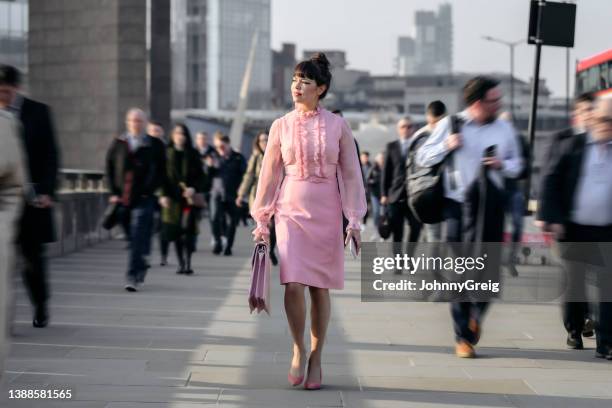 british businesswoman in early 40s walking to work - approaching 個照片及圖片檔