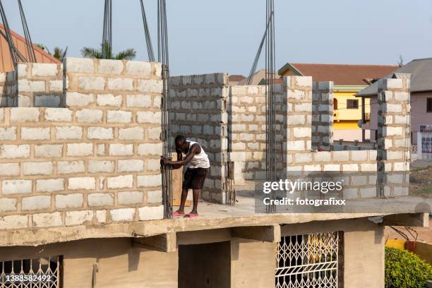 metalúrgico no canteiro de obras de um prédio residencial anexa o aço de reforço - ghana africa - fotografias e filmes do acervo