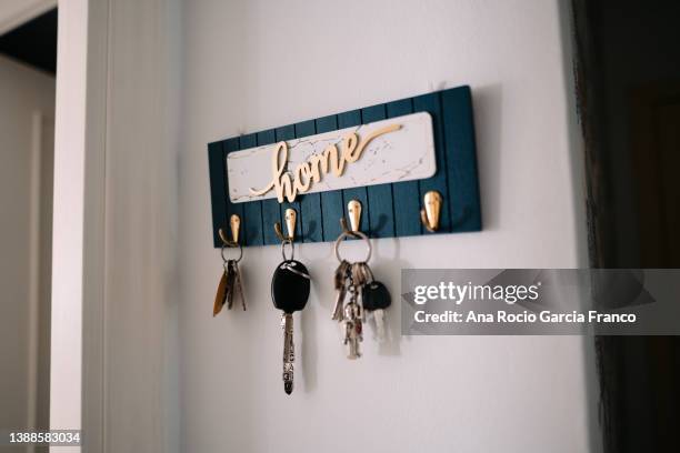 key hook - llavero fotografías e imágenes de stock