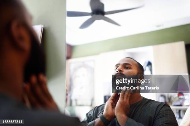 singaporean man getting dressed - beard stockfoto's en -beelden