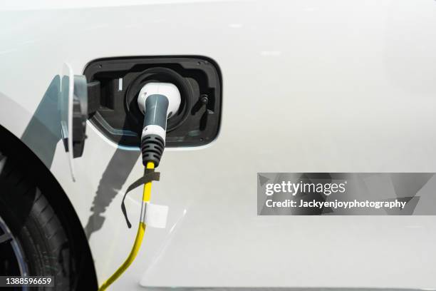 electric car charging stations in the streets - elektroauto tanken stockfoto's en -beelden
