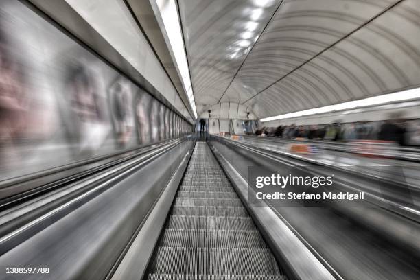 metropolitana - london underground speed stock pictures, royalty-free photos & images