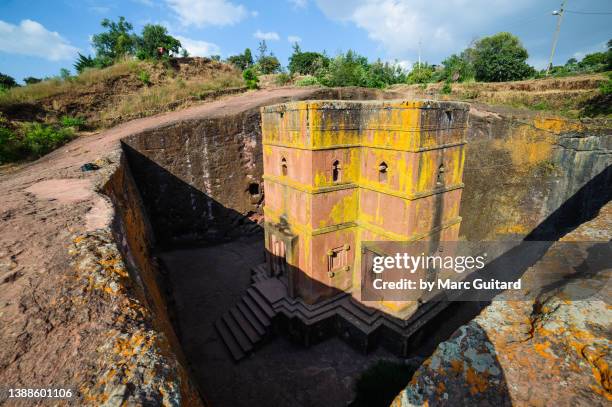 the 13th century bet giyorgis (church of st. george), lalibela, ethiopia - lalibela foto e immagini stock