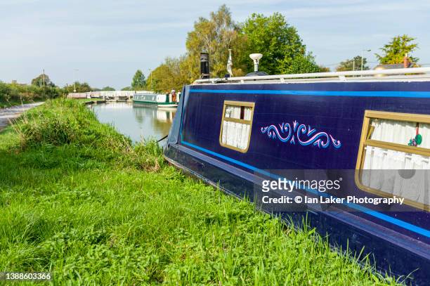 caen hill locks, devizes, wiltshire, england, uk. 28 september 2014. narrow boats on the kennet and avon canal. - barge stock-fotos und bilder