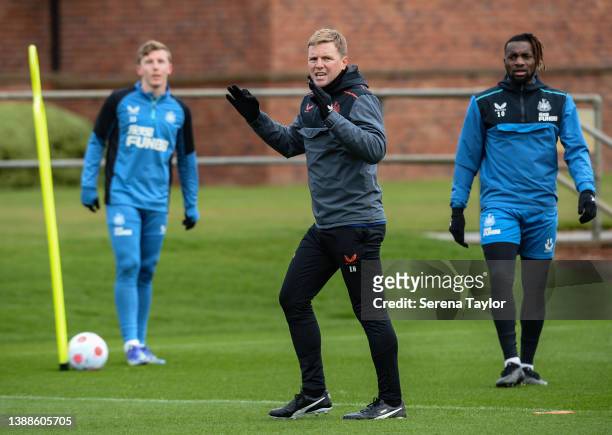 Newcastle United Head Coach Eddie Howe gives instructions as Matt Targett and Allan Saint-Maximin listen during the Newcastle United Training session...