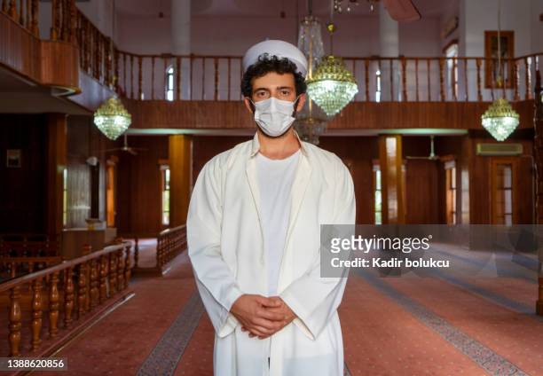 retrato de imã de mesquita usando máscara facial protetora. - mesquita emam - fotografias e filmes do acervo