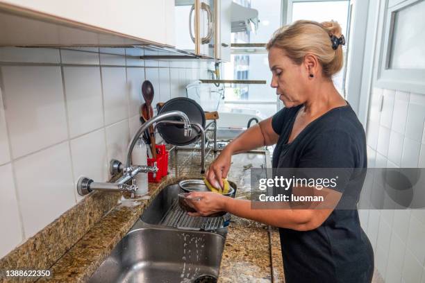 hausfrau waschen geschirr - stereotypical housewife stock-fotos und bilder