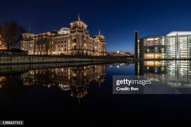 reichstag building and spree river at blue hour (german parliament building) - berlin, germany - berlin night stock-fotos und bilder