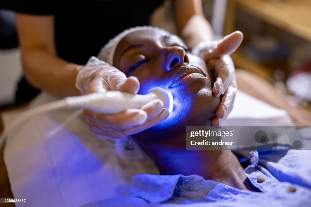 Frau im Spa bekommt eine Verjüngungsbehandlung im Gesicht